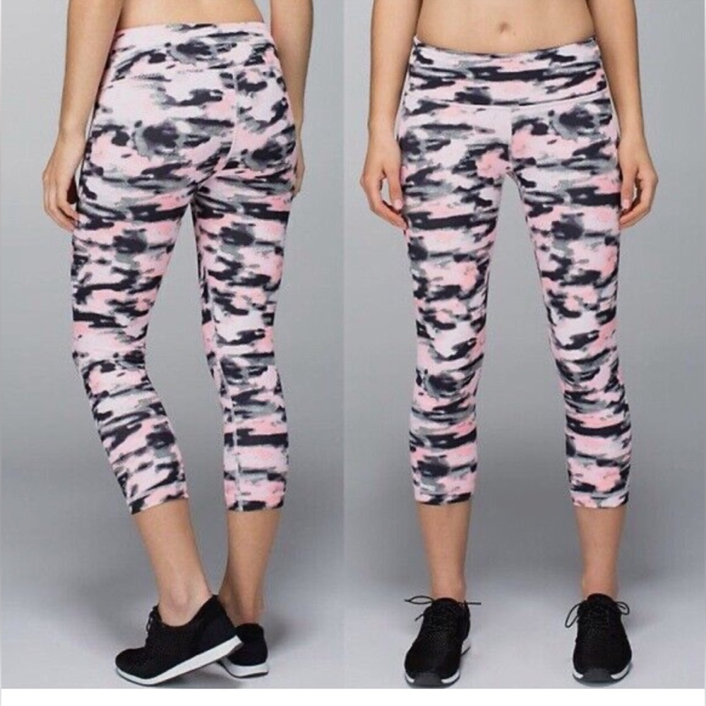 Lululemon Wunder Under Crop Size 4 Wamo Camo Barely Pink Camo Size 4